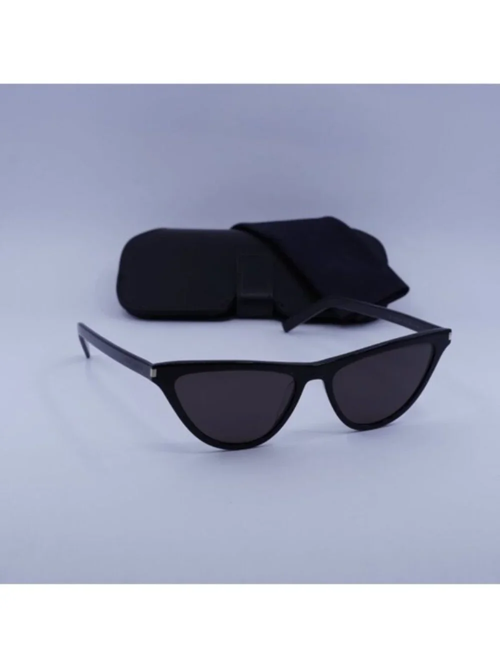 Saint Laurent model sl550